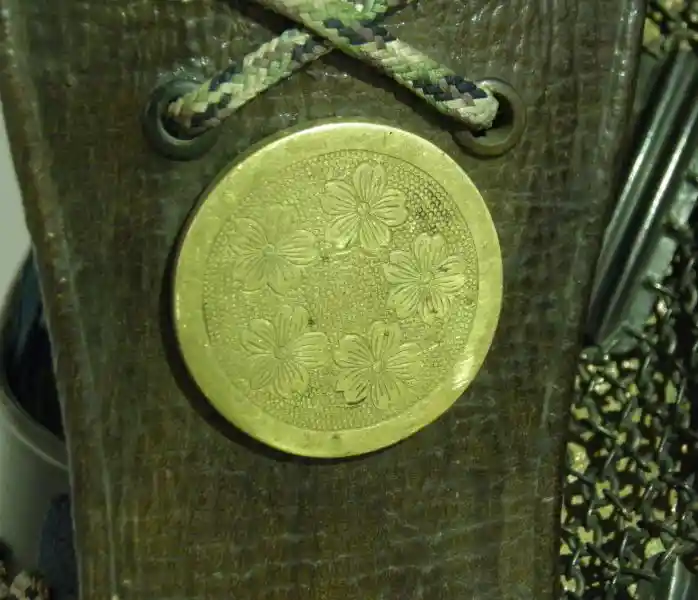 Five-pointed flower-like cross inside a circle